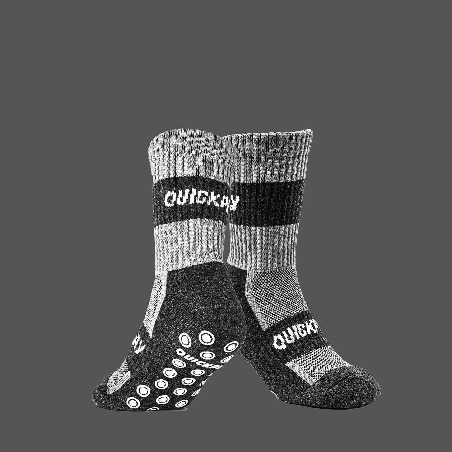 Paio di calze grip QUICKPLAY grigio chiaro e grigio scuro con punti grip bianchi, fornite con il tappetino da calcio per il controllo palla.