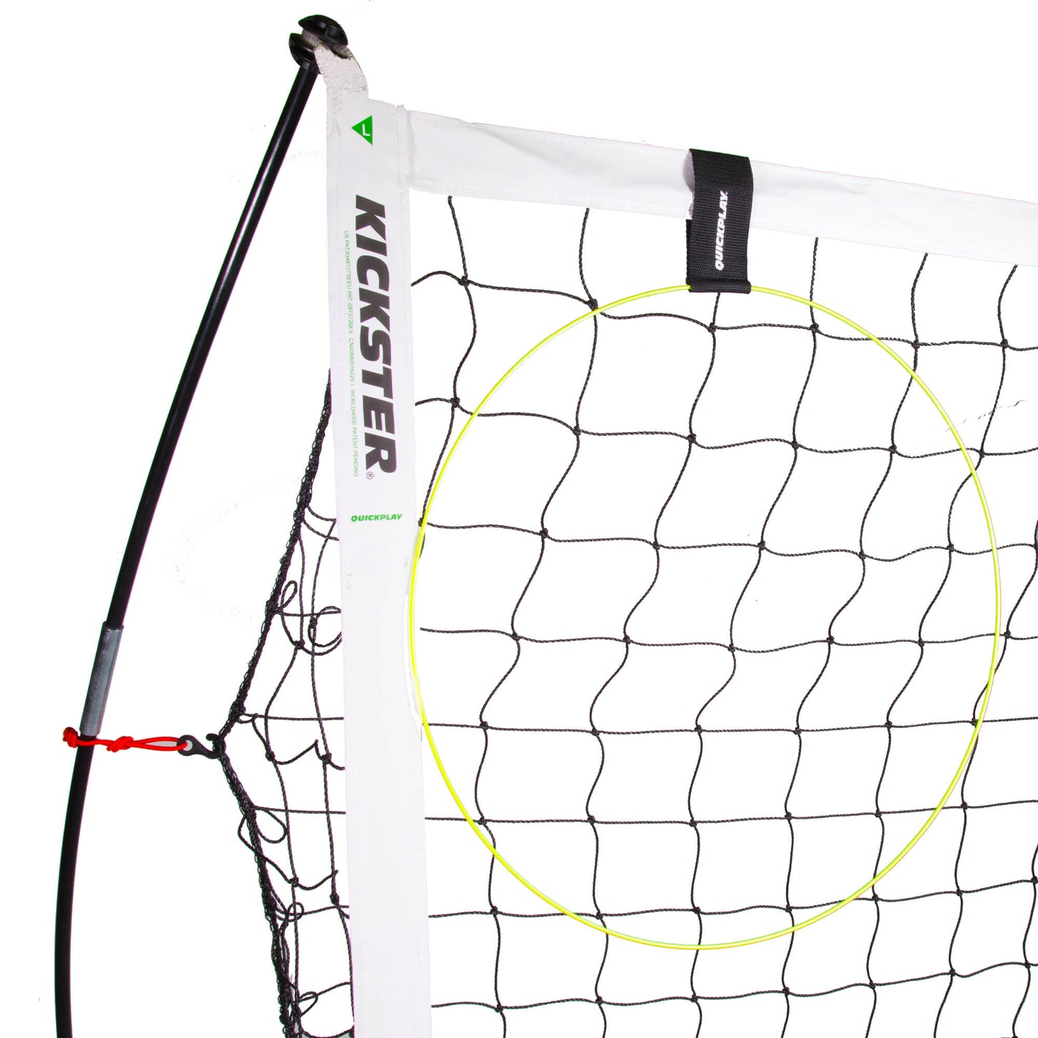 Anelli bersaglio KICKSTER montati nell'angolo alto di una porta KICKSTER, con un anello giallo fissato da una cinghia nera QUICKPLAY.
