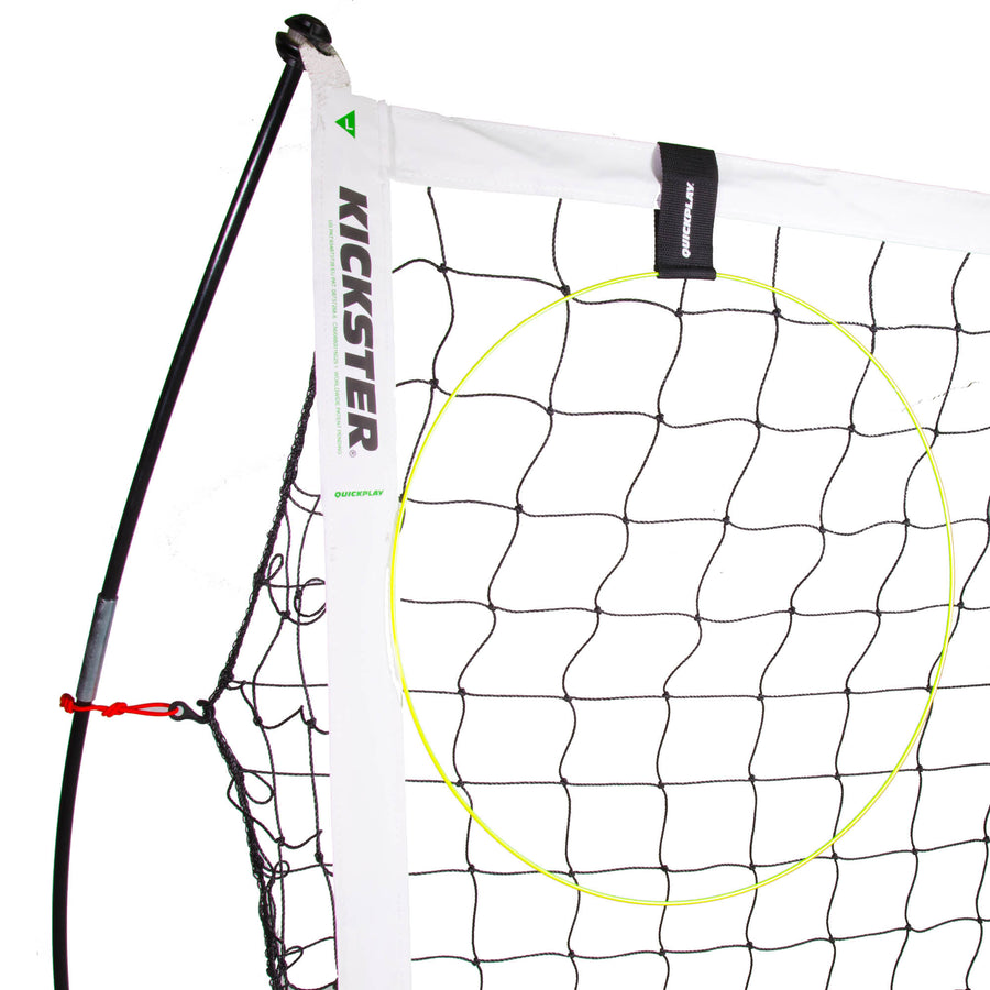 Anelli bersaglio KICKSTER montati nell'angolo alto di una porta KICKSTER, con un anello giallo fissato da una cinghia nera QUICKPLAY.