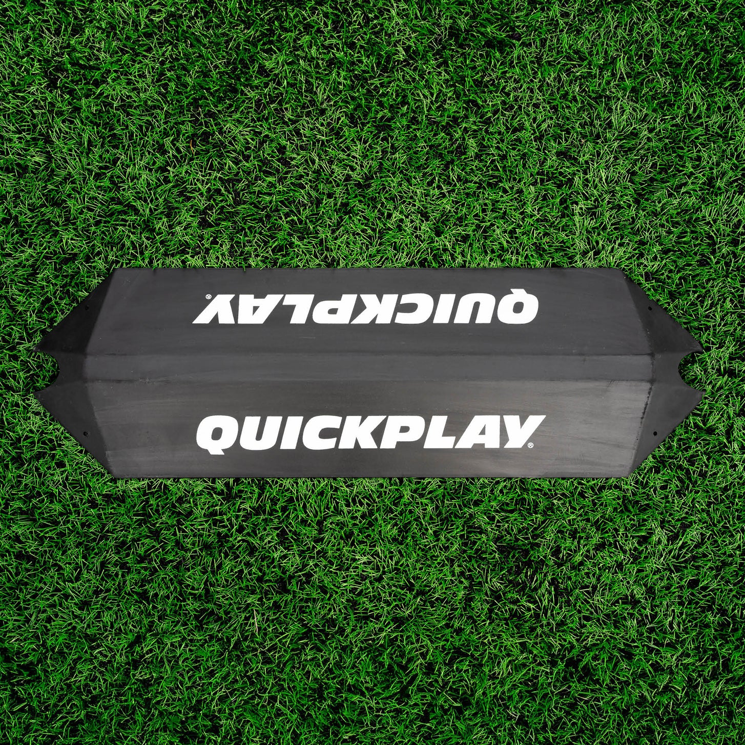 Deviatore a rampa per l'allenamento dei portieri visto dall'alto su erba sintetica, con un logo QUICKPLAY su ogni faccia inclinata.