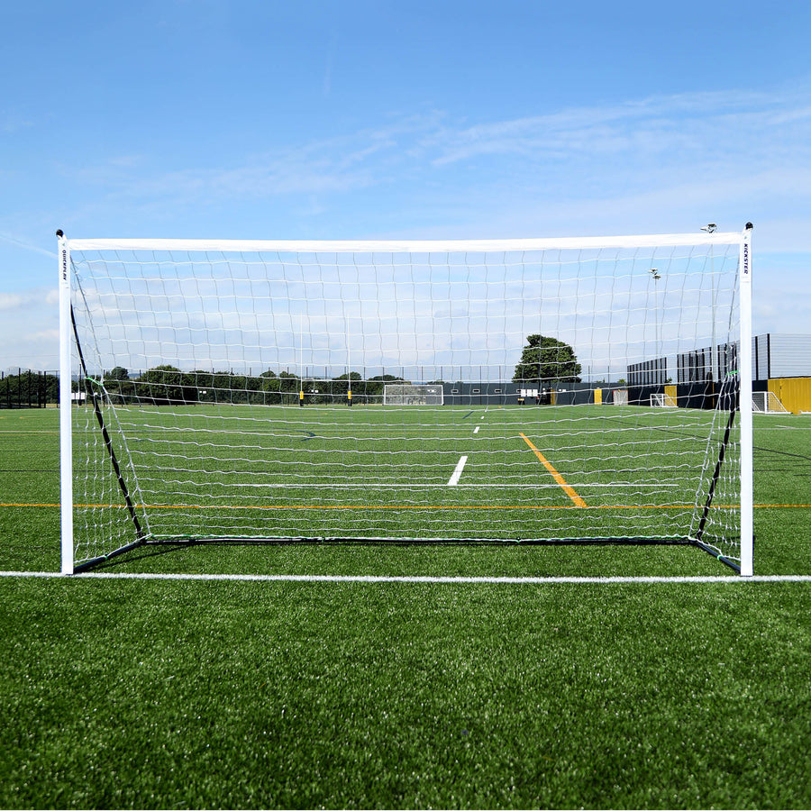 Porta KICKSTER Elite 370 x 180 cm vista frontalmente su un campo in erba sintetica, telaio bianco e rete bianca.