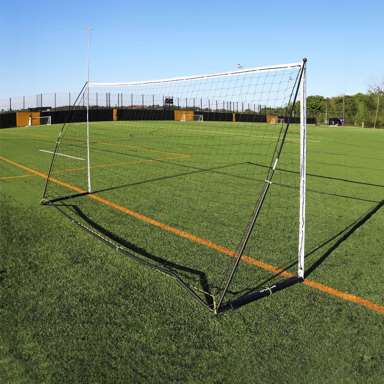 Porta KICKSTER Elite 500 x 200 cm vista da dietro su un campo in erba sintetica, con il telaio posteriore nero e la rete.