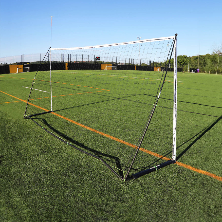 Porta KICKSTER Elite 500 x 200 cm vista da dietro su un campo in erba sintetica, con il telaio posteriore nero e la rete.