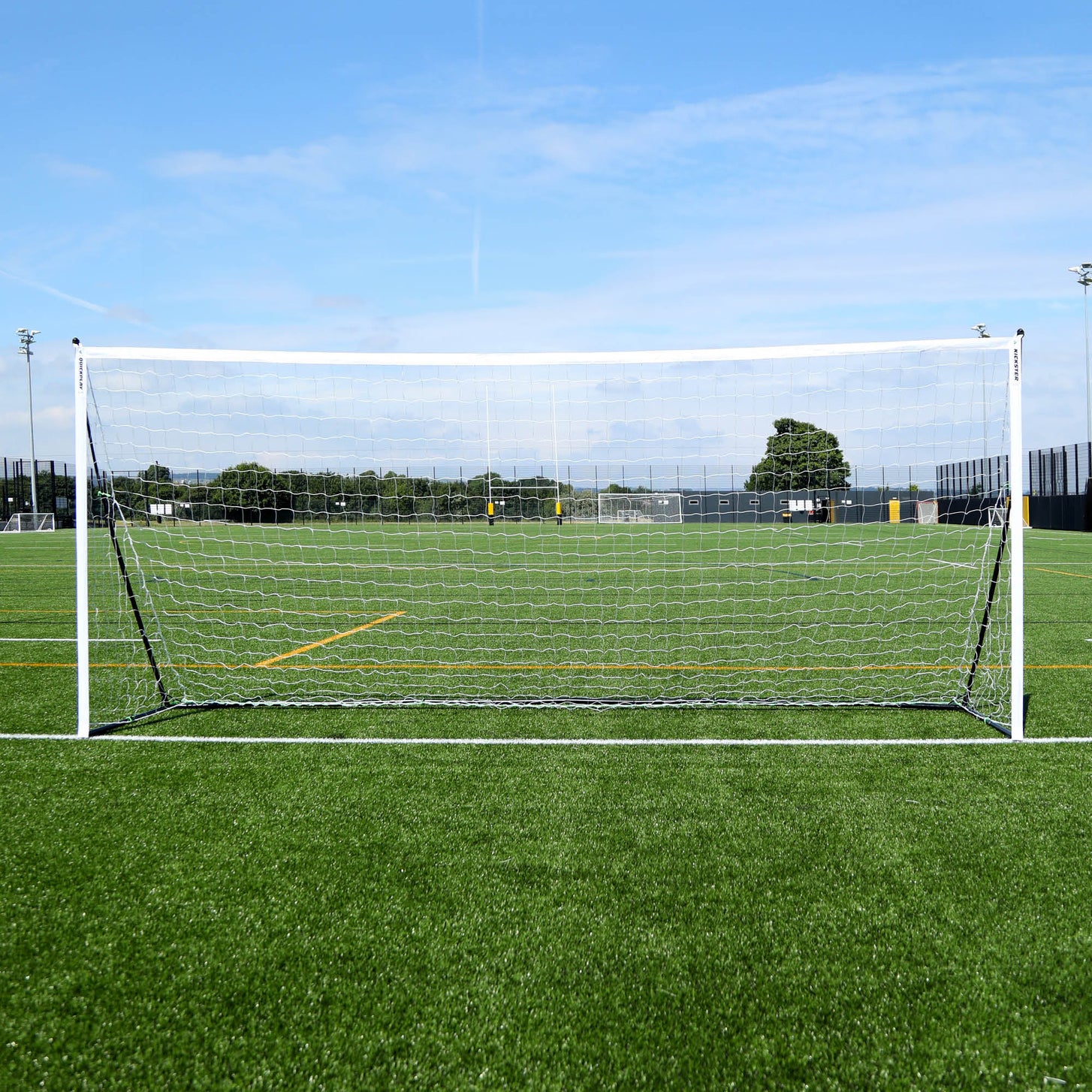 Porta KICKSTER Elite 500 x 200 cm vista frontalmente su un campo in erba sintetica, telaio bianco e rete bianca.