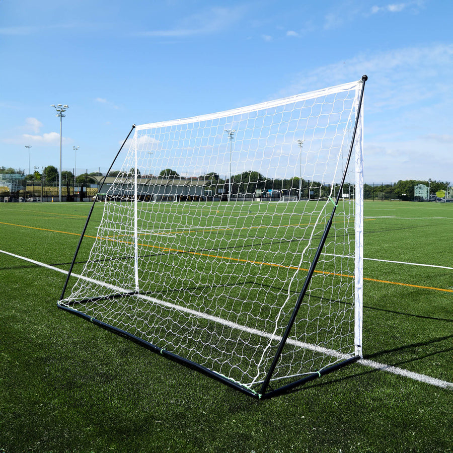 Porta da calcio a 5 KICKSTER Elite 300 x 200 cm vista di lato, con il telaio posteriore nero e la rete su erba sintetica.