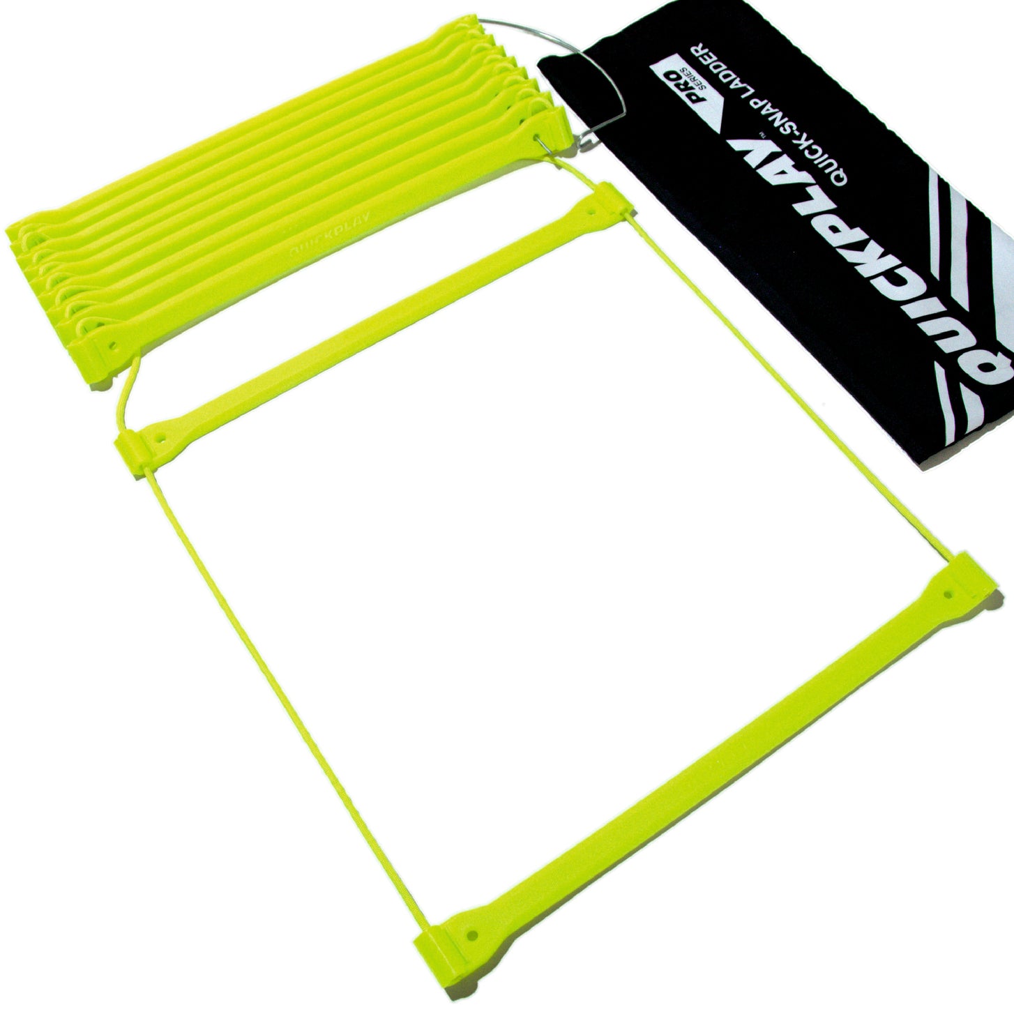 Scaletta di agilità su sfondo bianco, pioli impilati su un gancio di filo metallico accanto a una borsa nera QUICKPLAY QUICK-SNAP LADDER.