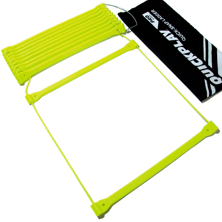 Scaletta di agilità su sfondo bianco, pioli impilati su un gancio di filo metallico accanto a una borsa nera QUICKPLAY QUICK-SNAP LADDER.