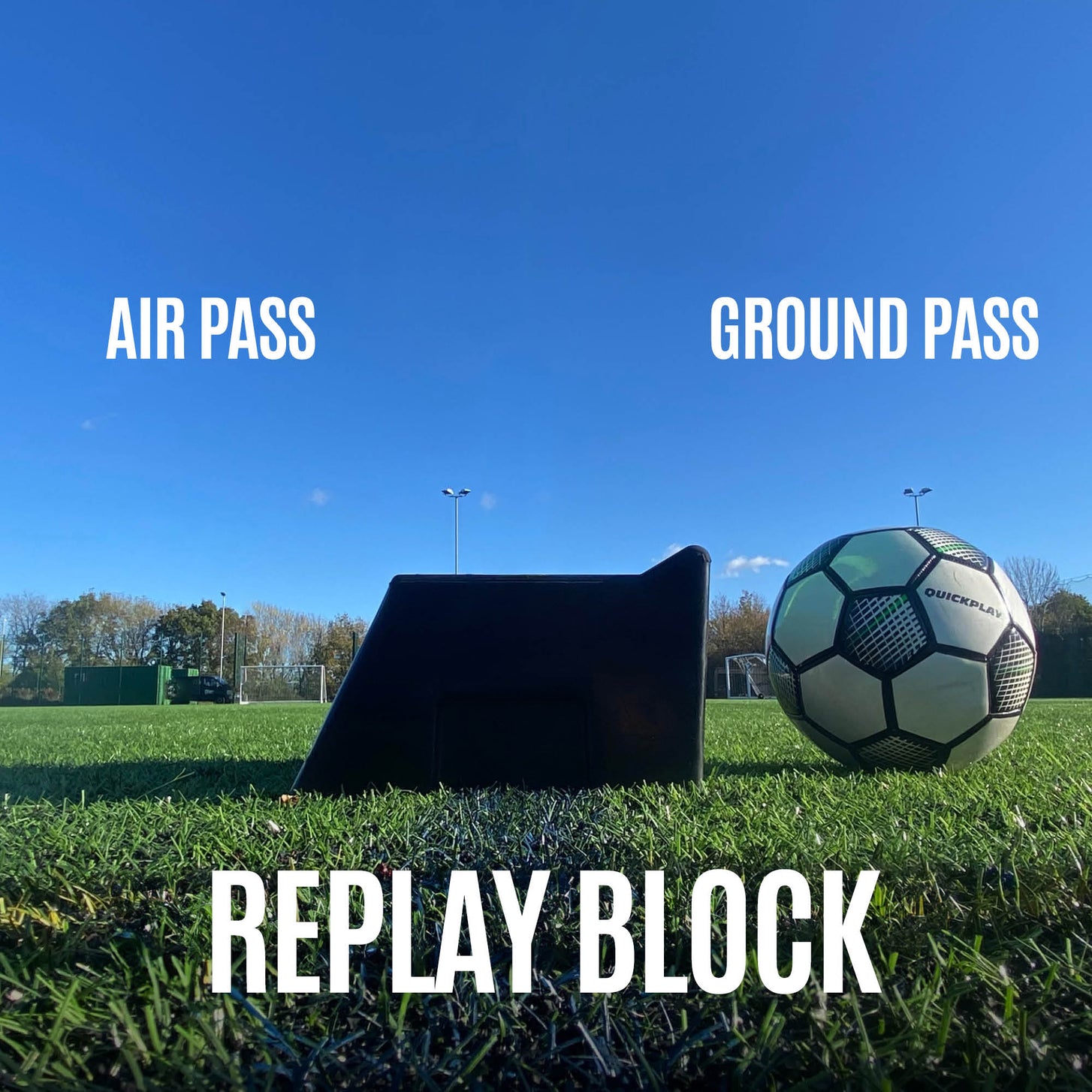 Pannello di rimbalzo a doppio angolo REPLAY Block visto di lato a livello del terreno accanto a una palla, con le scritte "air pass" e "ground pass".
