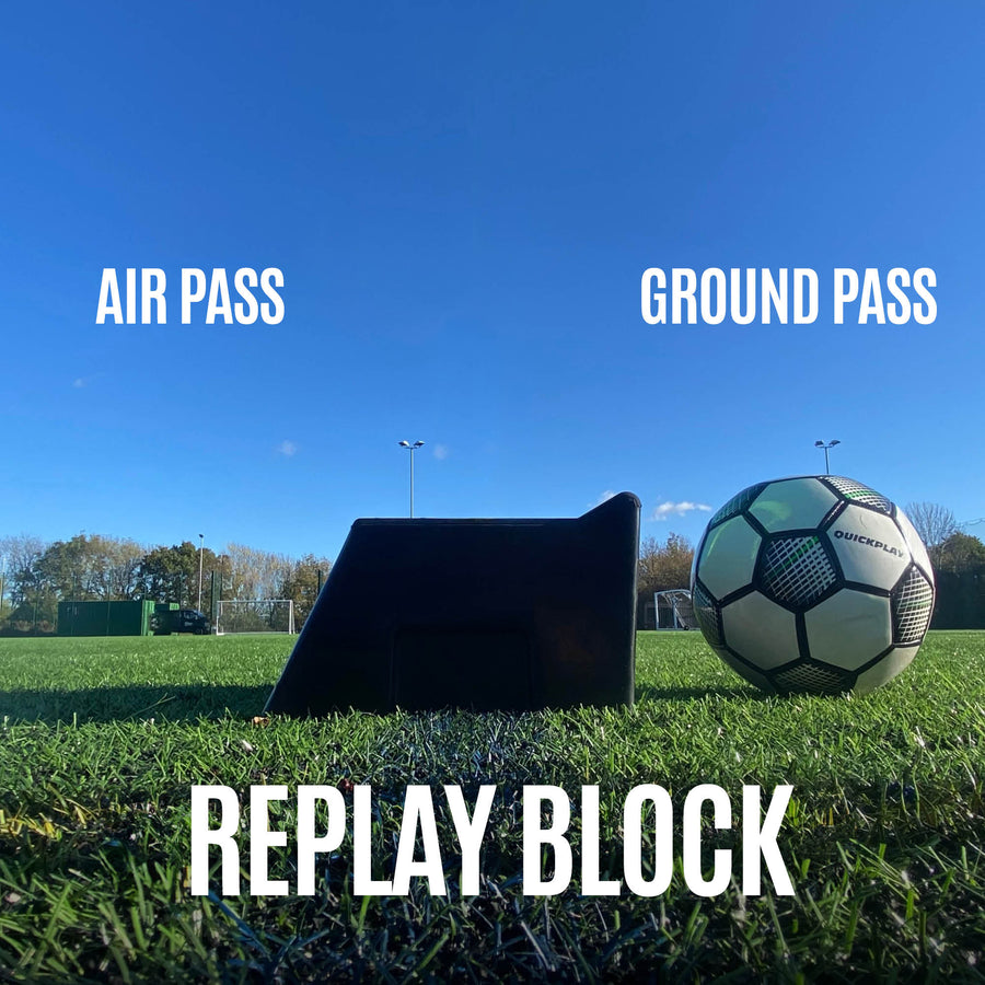 Pannello di rimbalzo a doppio angolo REPLAY Block visto di lato a livello del terreno accanto a una palla, con le scritte "air pass" e "ground pass".