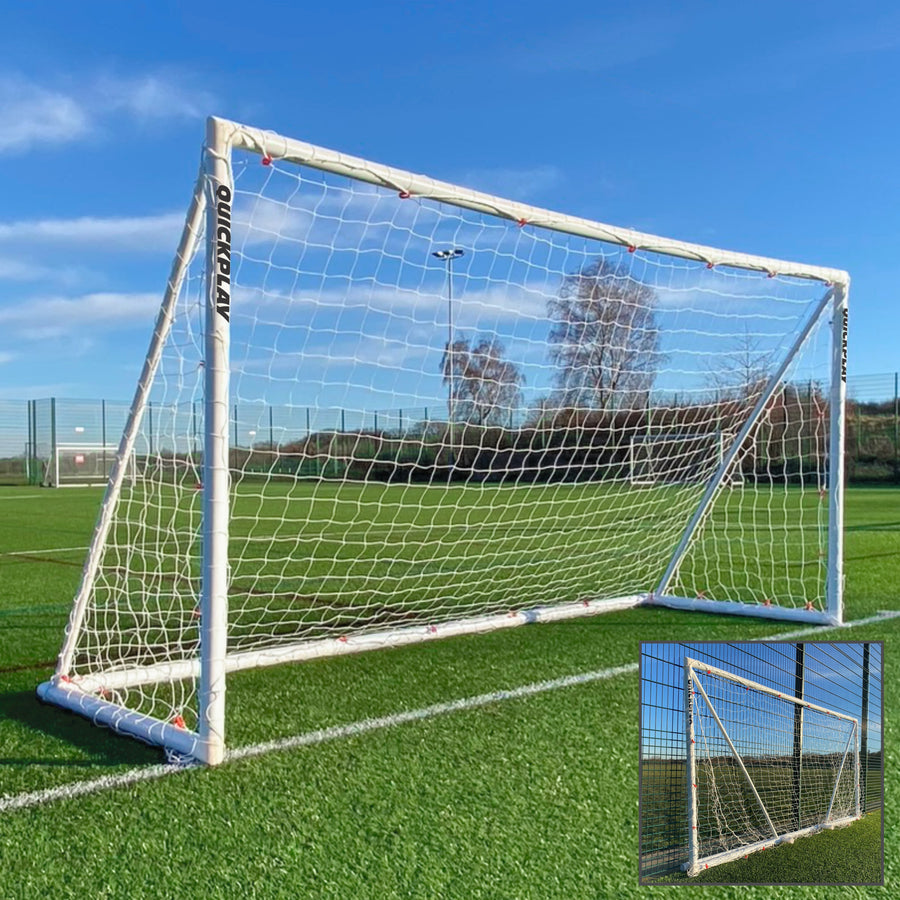 Porta da calcio pieghevole Q-FOLD 370 x 180 cm con telaio e rete bianchi su un campo in erba sintetica, con un riquadro che la mostra ripiegata in piano.