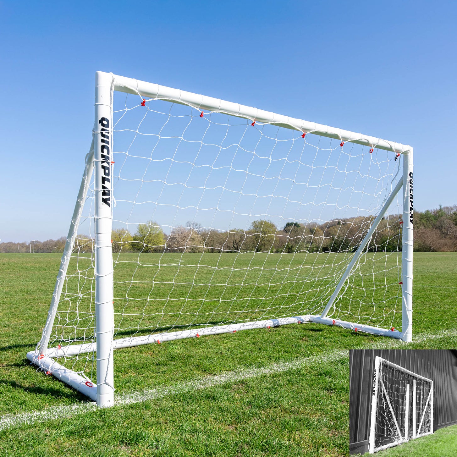 Porta da calcio pieghevole Q-FOLD 240 x 150 cm in piedi su un campo in erba, con un piccolo riquadro della porta ripiegata in piano.
