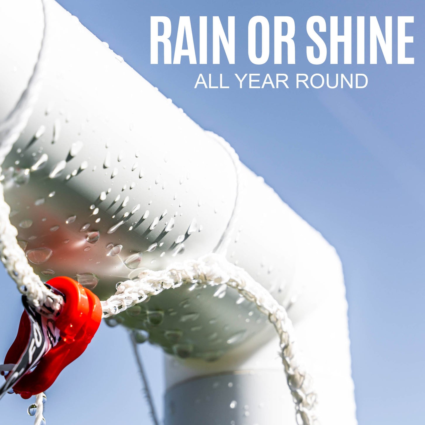 Angolo bagnato del telaio bianco della porta Q-FOLD 240 x 150 cm e gancio rosso per la rete contro il cielo azzurro, con la scritta "rain or shine, all year round".