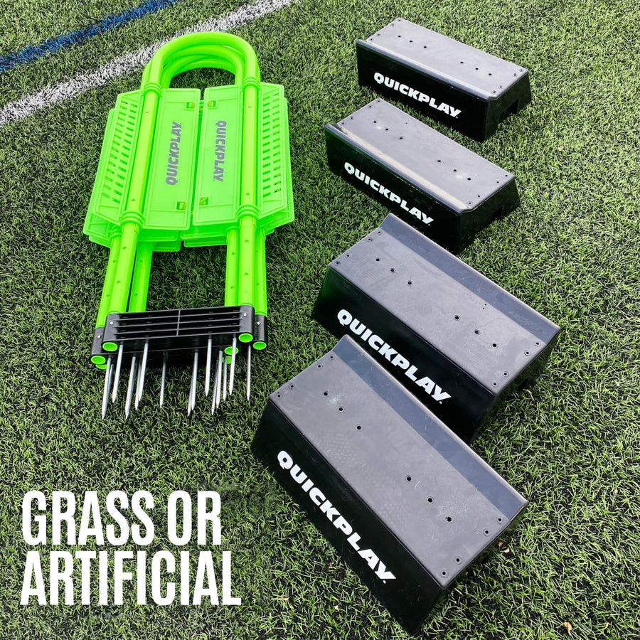Componenti della sagoma difensore REPLAY con base Block: una sagoma verde ripiegata con punte metalliche e quattro basi nere, con la scritta "grass or artificial".