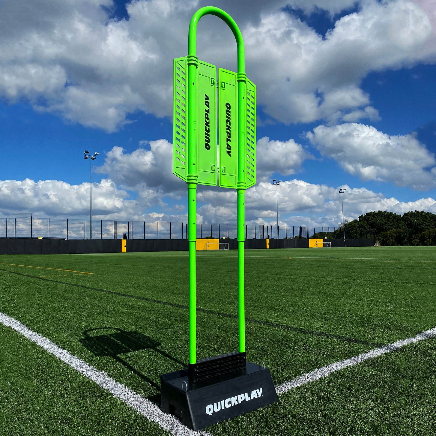 Sagoma difensore REPLAY con base Block: sagoma verde con pannelli QUICKPLAY inserita in una base nera QUICKPLAY su un campo in erba sintetica.