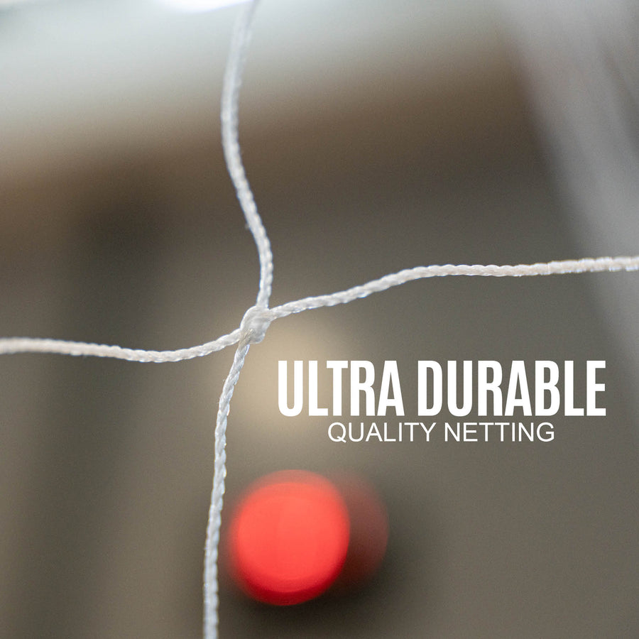 Primo piano della rete della porta da pallamano portatile per bambini 240 x 170 cm, con un nodo bianco e la scritta "ultra durable quality netting".