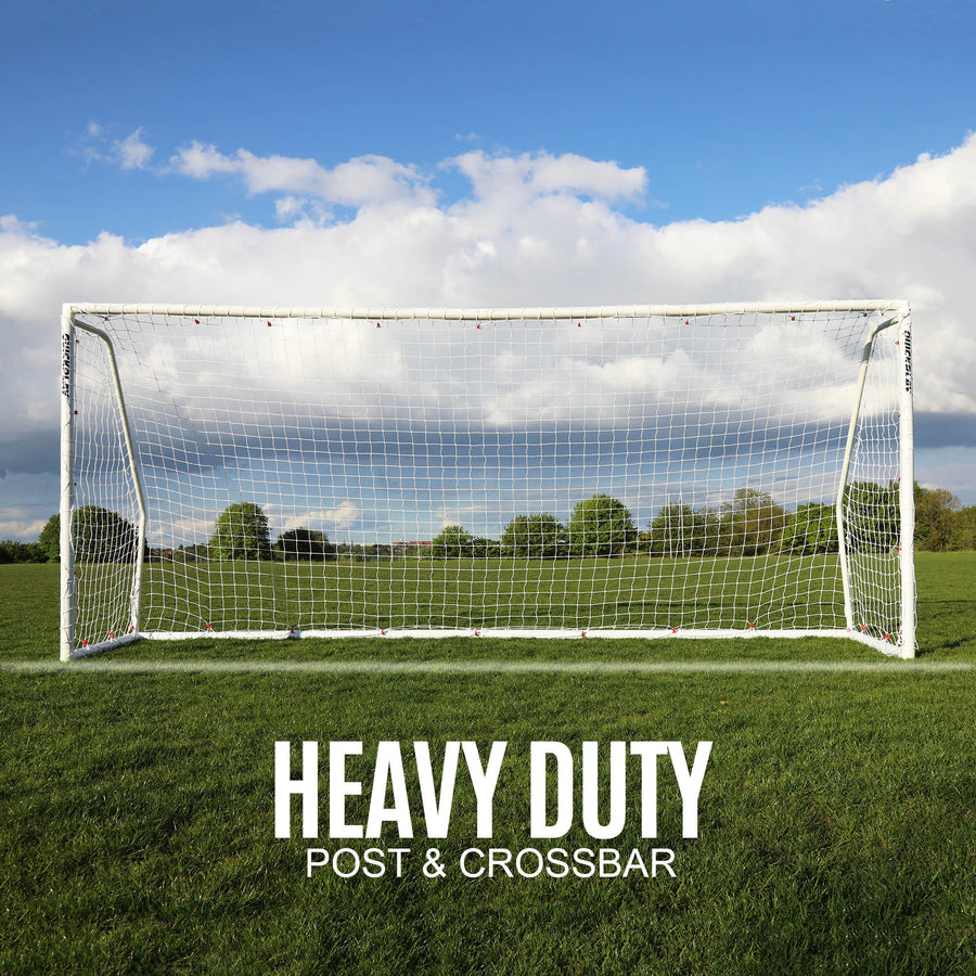 Porta Q-FOLD Match 370 x 180 cm vista frontalmente dall'altra parte di un campo in erba, con la scritta "Heavy duty post & crossbar".