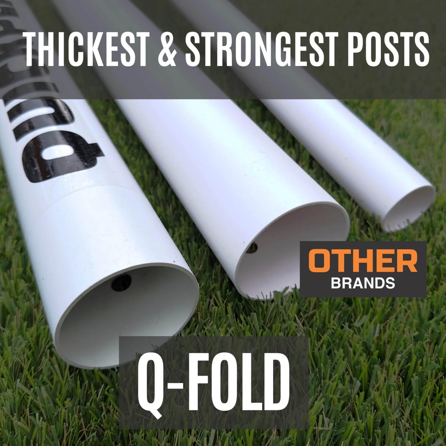 Grafica della porta Q-FOLD Match 370 x 180 cm che confronta l'estremità spessa di un palo bianco Q-FOLD con pali più sottili con la scritta "Other brands".