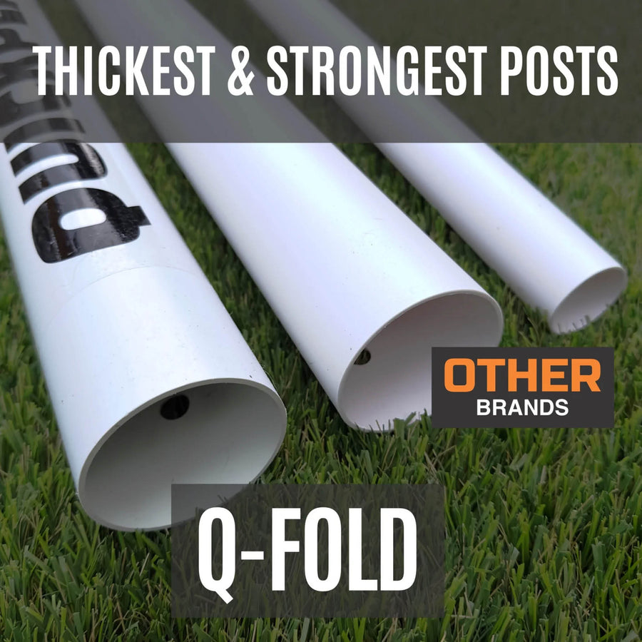 Grafica della porta Q-FOLD Match 370 x 180 cm che confronta l'estremità spessa di un palo bianco Q-FOLD con pali più sottili con la scritta "Other brands".