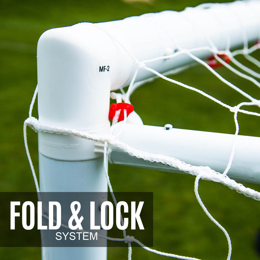 Primo piano di un giunto d'angolo bianco e di una clip rossa per la rete della porta Q-FOLD Match 370 x 180 cm, con la scritta "Fold & lock system".