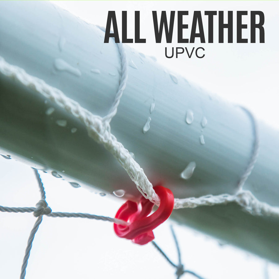 Primo piano di una traversa bianca con gocce d'acqua e una clip rossa per la rete della porta Q-FOLD Match 370 x 180 cm, con la scritta "All weather uPVC".
