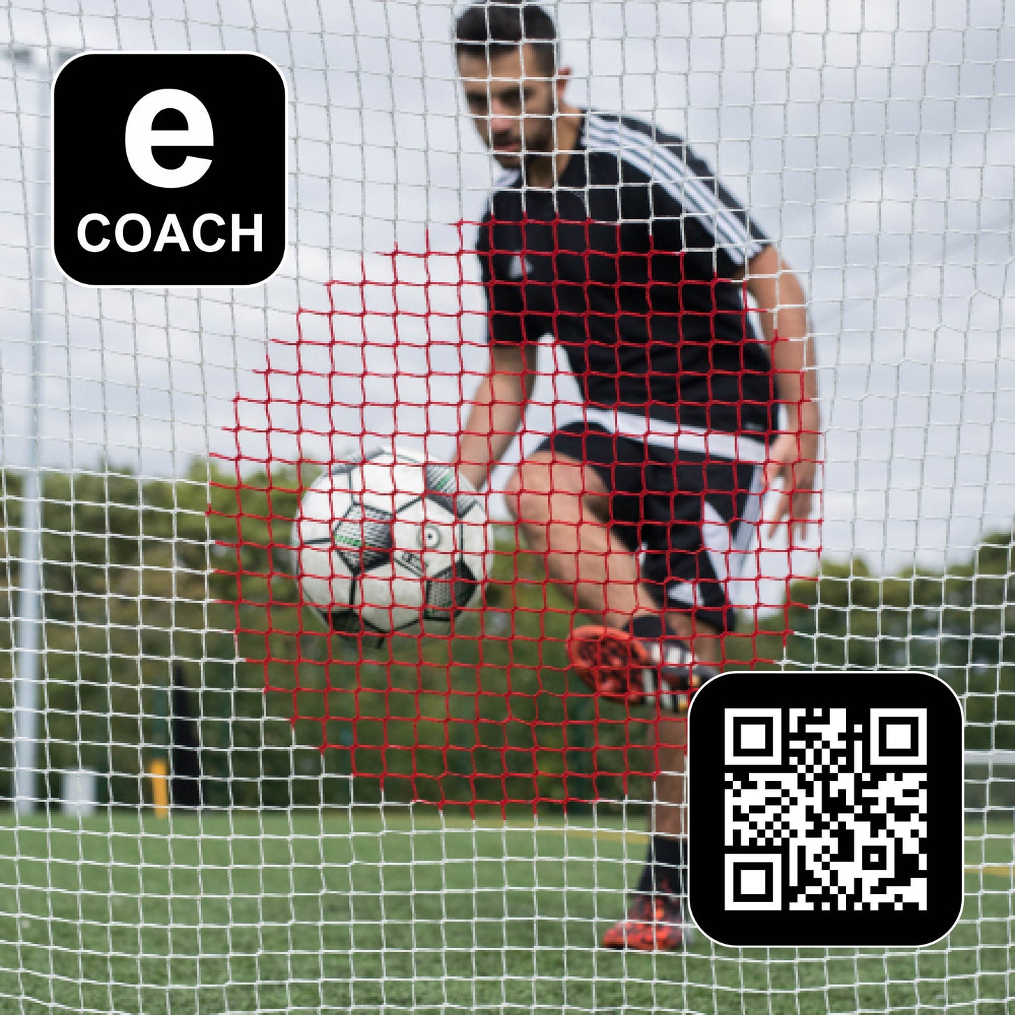 Grafica e COACH del rebounder da calcio SPOT 240 x 150 cm: codice QR sopra un giocatore che calcia una palla, visto attraverso il bersaglio rosso della rete.