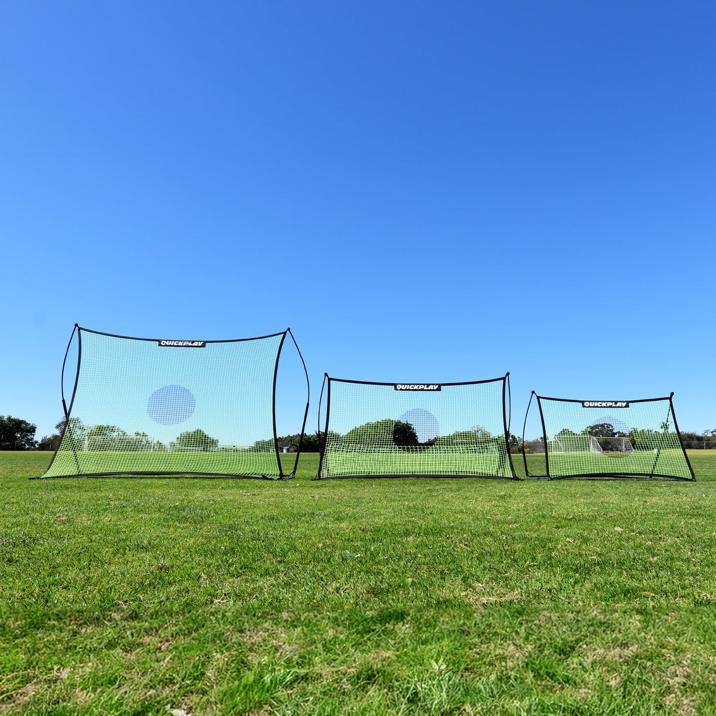 TEKKERS Trainer: tre rebounder a rete verde di diverse misure con banner QUICKPLAY, uno accanto all'altro sull'erba.