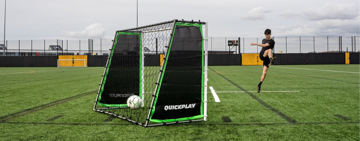 un giocatore si allena con il TEKKERS GS Trainer, porta e rebounder 3 in 1.